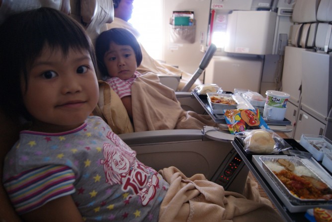 飛行機にて