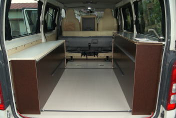 ハイエース自作キャンピングカーの荷室
