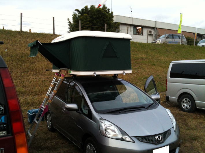 フィット　FIT　ホンダ　HONDA　ルーフキャリア　車中泊　ソロキャンプ ホンダ「フィット」にルーフテント「TOWER」お取り付け - ルーフテント