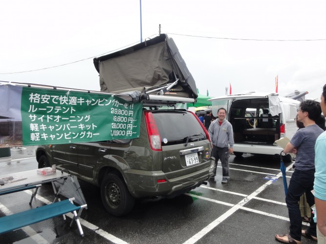 キャンピングカーショーでルーフテントの展示