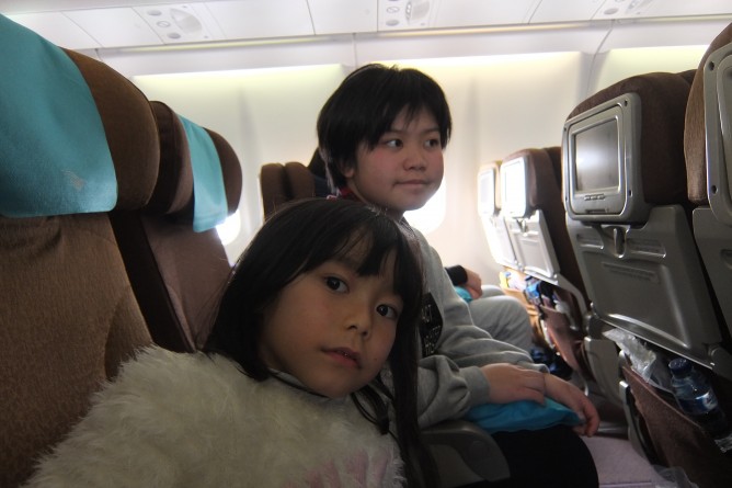 飛行機内